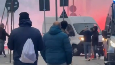 Spaljeni automobili i suzavac: Rat huligana Intera i Đenove ispred stadiona (VIDEO)