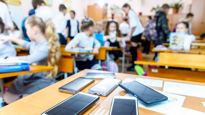 Đaci će na ulasku u školu MORATI da predaju telefon