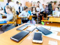 Zakon o zabrani telefona u školama, čak i na velikom odmoru: Zamazivanje očiju ili spasavanje dece?