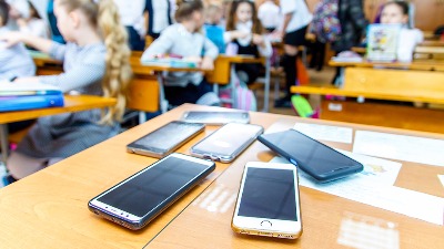 Zakon o zabrani telefona u školama, čak i na velikom odmoru: Zamazivanje očiju ili spasavanje dece?