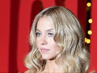 Sidni Svini kao Merilin Monro od pre 70 godina: Najlepša mlada glumica u beloj haljini neodoljivo podseća na legendarnu divu (FOTO) 