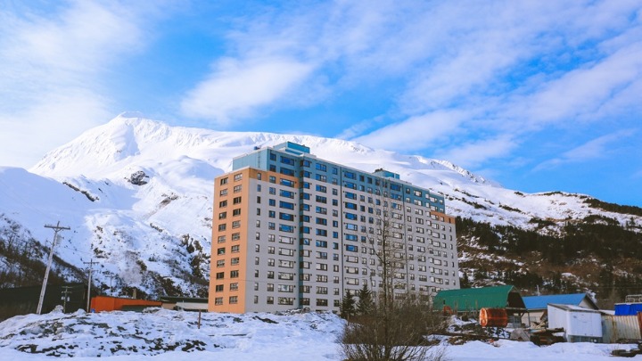 Grad u kojem svi stanovnici žive u istoj zgradi od 196 stanova i godinama ne izlaze: "Bila sam prestravljena - kao iz horor filma"