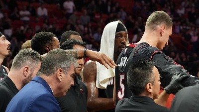 "Ludi Srbin, smeje se dok je KRVAV": Jović pokušao da zakuca, pa se povredio. STRAŠAN PAD (VIDEO)