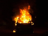 Drama na Čukarici: Maskirani piroman zapalio "audi", požar se proširio na džip