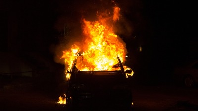 Drama na Čukarici: Maskirani piroman zapalio "audi", požar se proširio na džip
