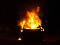 Zapaljen mercedes na Zvezdari: Osveta vlasniku sa debelim dosijeom?