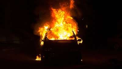 Zapaljen mercedes na Zvezdari: Osveta vlasniku sa debelim dosijeom?