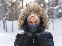 Ceo život smo nosili pogrešno jaknu sa krznom na kapuljači: „Ovo je jedini pravi način“ (VIDEO) 