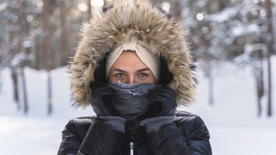 Ceo život smo nosili pogrešno jaknu sa krznom na kapuljači: „Ovo je jedini pravi način“ (VIDEO) 