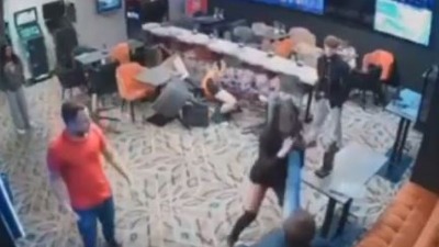 Opšta makljaža u kladionici: Leteli stolovi i stolice (VIDEO)