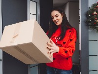 Poručila je haljinu onlajn za Božić, a kada je otvorila paket, ŠOKIRALA SE (FOTO) 