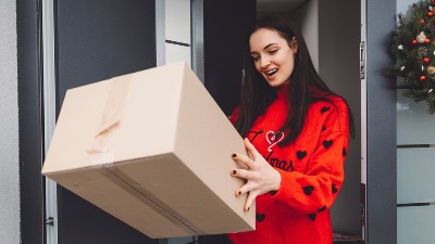 Poručila je haljinu onlajn za Božić, a kada je otvorila paket, ŠOKIRALA SE (FOTO) 