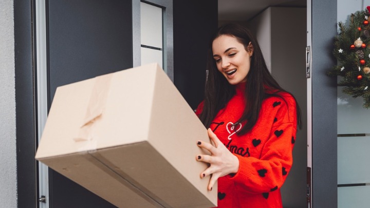 Poručila je haljinu onlajn za Božić, a kada je otvorila paket, ŠOKIRALA SE (FOTO) 