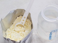 Povlači se hrana za bebe sa tržišta u Srbiji: Ima bakterije?