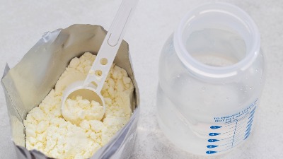 Povlači se hrana za bebe sa tržišta u Srbiji: Ima bakterije?