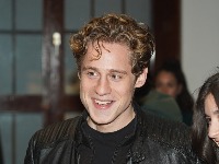 ON (25) JE NAŠ NAJINTELIGENTNIJI glumac - ima IQ 156: Debitovao je u hit filmu sa 18 godina - danas uživa u vezi sa 14 godina starijom koleginicom (FOTO) 