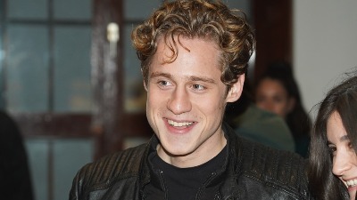 ON (25) JE NAŠ NAJINTELIGENTNIJI glumac - ima IQ 156: Debitovao je u hit filmu sa 18 godina - danas uživa u vezi sa 14 godina starijom koleginicom (FOTO) 