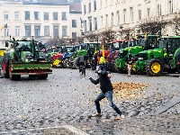Brisel u plamenu: Farmeri blokirali grad traktorima, zapalili gume i seno, policija uzvraća suzavcem (FOTO, VIDEO)
