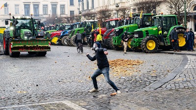 Brisel u plamenu: Farmeri blokirali grad traktorima, zapalili gume i seno, policija uzvraća suzavcem (FOTO, VIDEO)
