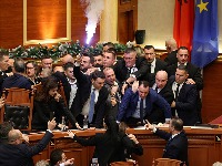 Poslanici palili BAKLJE: Haos u albanskom parlamentu (VIDEO)
