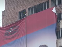 Skinut veliki reklamni pano Vojske Srbije sa zgrade Generalštaba (FOTO)