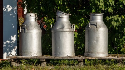 Očajnički potez: Mleko će deliti građanima, ostatak prosuti pred vlastima