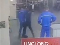 ŠOK SNIMAK IZ LINGLONGA: Kineski šef tuče radnika (VIDEO)
