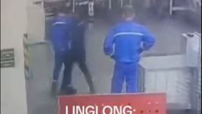 ŠOK SNIMAK IZ LINGLONGA: Kineski šef tuče radnika (VIDEO)