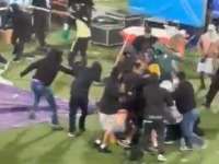 OPŠTA MAKLJAŽA: Noževi, baklje, 59 povređenih i RAZOREN stadion (VIDEO)