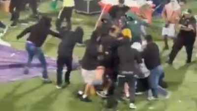 OPŠTA MAKLJAŽA: Noževi, baklje, 59 povređenih i RAZOREN stadion (VIDEO)