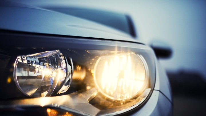 Ovaj proizvod svi imate kod kuće, a čisti farove na autu kao od šale 