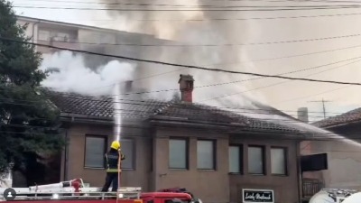 Ogroman požar GUTA kuću u centru Novog Pazara (VIDEO)