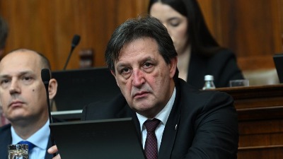 "Vi ste lepili pločice, dok sam ja išao u Vojnu gimnaziju": Poslanik ućutkao Gašića (VIDEO)