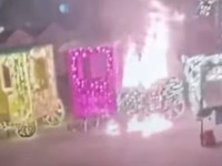 Muškarac zapalio novogodišnju dekoraciju u Novom Sadu (VIDEO)