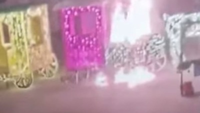 Muškarac zapalio novogodišnju dekoraciju u Novom Sadu (VIDEO)