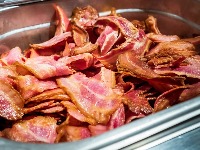 Jedete svinjsku mast, slaninu i luk svaki dan? Evo kako to utiče na VAŠ ORGANIZAM 