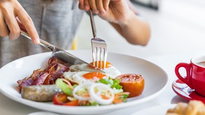 Želite doživeti stotu? Stručnjak za dugovečnost otkriva NAJOPASNIJE namirnice koje odmah morate izbaciti iz ishrane 