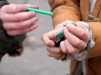 JEZIVO: Bacili petardu pred trudnicu i dete, pa se smejali