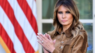 Stručnjak za govor tela tvrdi da je Melanija vidno isfrustrirana: "Tramp je iritira" (VIDEO)