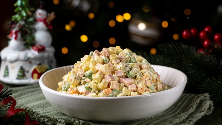 Koliko dugo sme da stoji ruska salata u frižideru? Ovo je njen rok trajanja - sve preko toga predstavlja rizik od trovanja