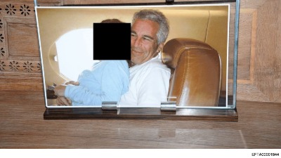 Novi dokumenti pominju Trampa i devojčicu (14), Epstajn: "Ova je dobra"