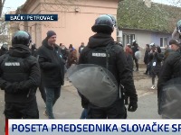 Burno u Bačkom Petrovcu: Okupili se nezadovoljni građani da dočekaju predsednika Slovačke, okružila ih Žandarmerija