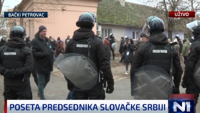Burno u Bačkom Petrovcu: Okupili se nezadovoljni građani da dočekaju predsednika Slovačke, okružila ih Žandarmerija