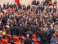 Haos u turskom parlamentu: Poslanici se tukli 10 minuta (VIDEO)