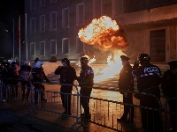 Dramatično u Albaniji: Demonstranti zasuli molotovljevim koktelima zgradu vlade (FOTO)