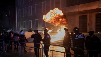 Dramatično u Albaniji: Demonstranti zasuli molotovljevim koktelima zgradu vlade (FOTO)