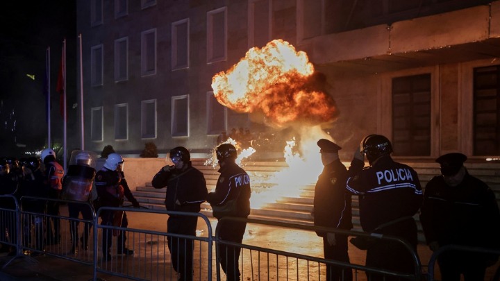 Dramatično u Albaniji: Demonstranti zasuli molotovljevim koktelima zgradu vlade (FOTO)