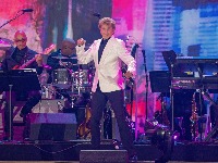 Legendarni pevač objavio da ima RAK PLUĆA: Odlaže predstojeće koncerte zbog operacije 