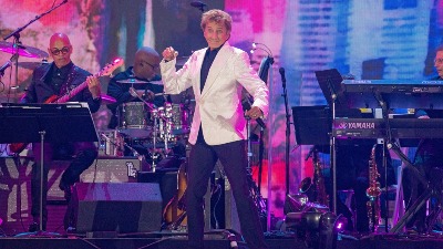 Legendarni pevač objavio da ma RAK PLUĆA: Odlaže predstojeće koncerte zbog operacije 