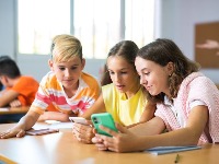 Prosvetari o telefonima u školama: Država da preuzme odgovornost